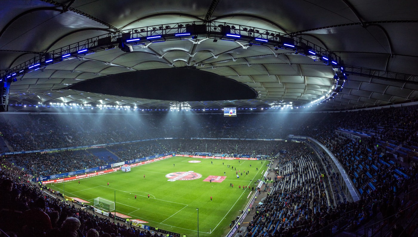 Stadio di calcio in notturna durante una partita del Mondiale